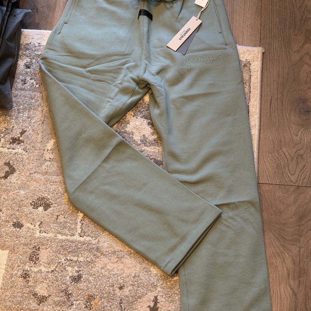 BRAND NEW Fear of God Essentials sycamore relaxed sweatpants size S